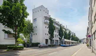 Physiozentrum Wollishofen liegt zentral am Bahnhof Wollishofen und der Tramstation