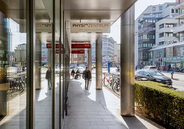 Den Eingang zu unserer Physio-Praxis finden Sie auf der Seite des SUVA-Gebäudes.