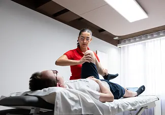 Physiotherapie im Behandlungszimmer des Physiozentrums Zürich Stadelhofen