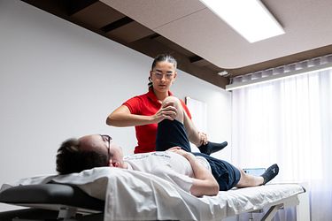 Physiotherapie im Behandlungszimmer des Physiozentrums Zürich Stadelhofen