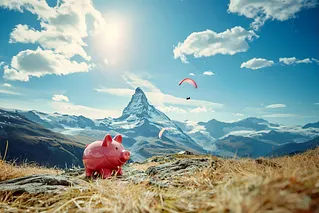 Sparschwein vor dem Matterhorn an sonnigem Tag mit zwei Gleitschirmfliegern im Hintergrund. (KI-generiertes Bild)