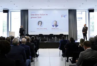 Anna Laura Ludwig und Michele Salvi von Avenir Suisse präsentieren ihr Interemezzo am Annual Dinner.