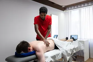 Unser Masseur im Physiozentrum Zürich Stadelhofen im Einsatz