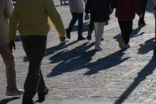 Schattenwurf von Fussgängern auf Pflasterstein