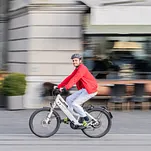 Physiotherapeut auf dem Weg zu einem Hausbesuch