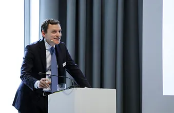 Jürg Müller von Avenir Suisse spricht am Annual Dinner in Lausanne.