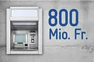 Bankautomat. Daneben steht die Zahl 800 Millionen Franken.