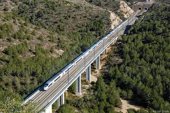 Flugaufnahme eines ICE-Schnellzugs, der aus einem Tunnel gefahren kommt.