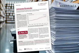 Papierstapel in einem Archiv