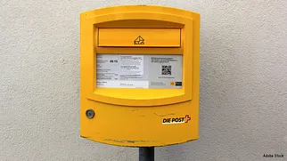 Gelber Briefkasten der Schweizer Post