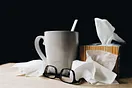 Kaffeetasse mit Brille und Taschentüchern: Hausmittelchen