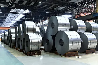 Lager in einem Stahlwerk mit aufgrolltem Stahlblech.