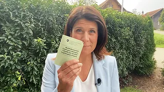 Hannah Wise with Swiss foreigner ID card