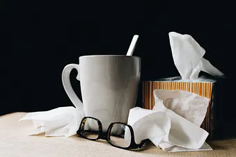 Kaffeetasse mit Brille und Taschentüchern: Hausmittelchen