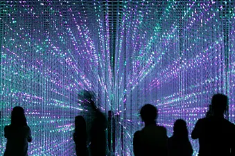 Personen in einer Lichterinstallation