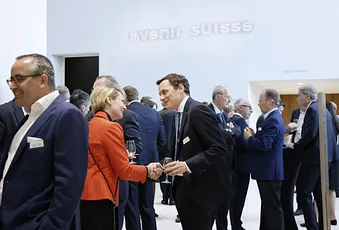 Leute unterhalten sich am Annual Dinner 2025 von Avenir Suisse