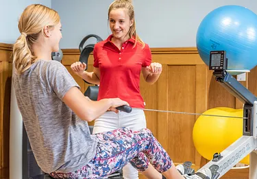 Physiotherapeutin trainiert mit Patientin