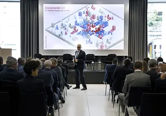 Gäste am Annual Dinner vor dem Beginn der Veranstaltung.