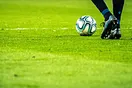 Fussball mit Beinen von Fussballspieler (Doping)