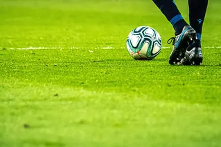 Fussball mit Beinen von Fussballspieler (Doping)