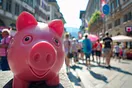 Rosarotes Sparschwein in einer Schweizer Stadt mit Touristen an einem sonnigen Tag. (KI-Bild)