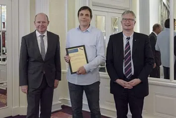 Légende: Le lauréat Urs Bachofner de «Eco», entouré du président de l’UPS Valentin Vogt et du directeur de l’UPS Roland A. Müller. (Photo : Markus Forte)