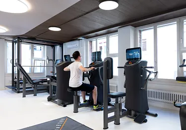 Patient trainiert im Trainingsbereich des Physiozentrums Zürich Stadelhofen