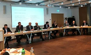 Am Ökonomenhearing in Bern äusserten sich wichtige Stimmen der Schweizer Wirtschaft zu diesen Fragen: René Buholzer (Interpharma), Patrick Dümmler (Avenir Suisse), Michael Frank (VSE), Thomas Hafen (Bühlmann Laboratories), Jean-Philippe Kohl (Swissmem), Rudolf Minsch (Economiesuisse), Eric Scheidegger (Seco) und Jan-Egbert Sturm (KOF). | Avenir Suisse