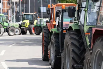 Traktoren blockieren eine Strasse (Bauernproteste).