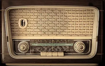 Altes Radio: Die Medienpolitik ist tief in der Vergangenheit steckengeblieben.