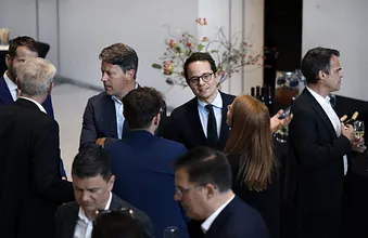 Leute unterhalten sich im Foyer am Annual Dinner von Avenir Suisse