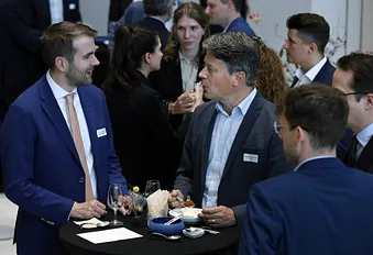 Leute unterhalten sich am Annual Dinner 2025 von Avenir Suisse