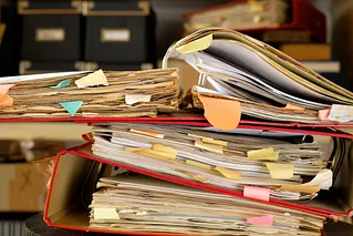 Aktenberg mit Bundesordnern