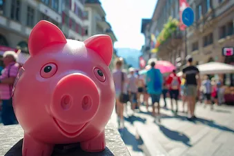 Rosarotes Sparschwein in einer Schweizer Stadt mit Touristen an einem sonnigen Tag. (KI-Bild)