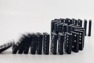 Fallende Dominosteine in S-Form, die hinteren Steine stehen noch