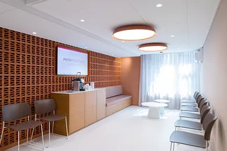 Der gemütliche Wartebereich im Physiozentrum Zürich Stadelhofen