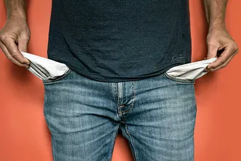 Mann in Jeans mit leeren Hosentaschen