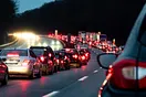 Stau auf eine Autobahn in der Nacht. Bremslichter der Autos von Hinten gesehen.