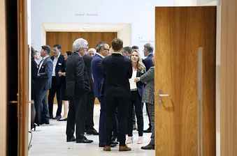 Besucher unterhalten sich im Foyer am Annual Dinner 2025 von Avenir Suisse in Lausanne.