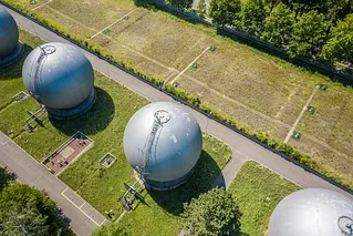Vier Gas-Container-Kugeln, Luftaufnahme
