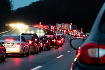 Stau auf eine Autobahn in der Nacht. Bremslichter der Autos von Hinten gesehen.