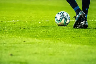 Fussball mit Beinen von Fussballspieler (Doping)