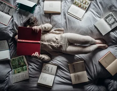 Frau Liest ein Buch im Bett
