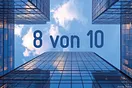 Hohe Glasgebäude, von unten gesehen, dazu Text «8 von 10»