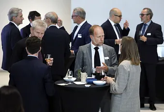 Leute unterhalten sich am Annual Dinner 2025 von Avenir Suisse