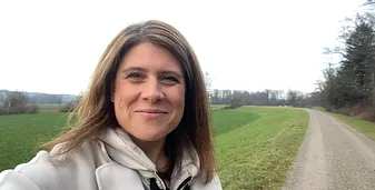 Hannah Wise auf einem Feldweg