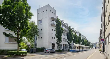 Physiozentrum Wollishofen liegt zentral am Bahnhof Wollishofen und der Tramstation